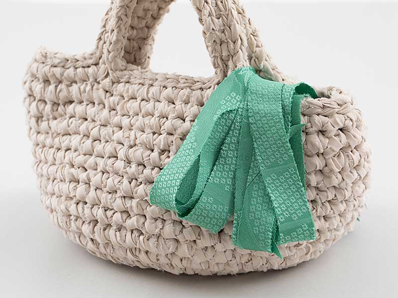 キモノヤーンで飾るミニバッグ［ベージュ×鹿の子柄］