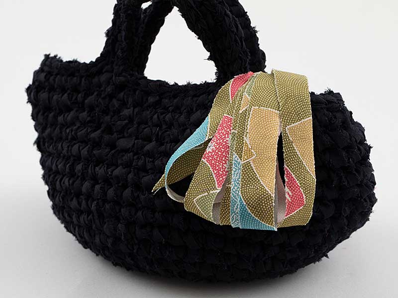 キモノヤーンで飾るミニバッグ［黒×扇柄］