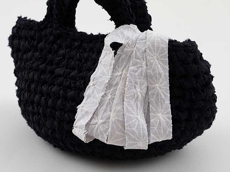 キモノヤーンで飾るミニバッグ［黒×麻の葉柄］