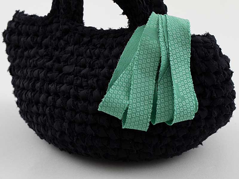 キモノヤーンで飾るミニバッグ［黒×鹿の子柄］