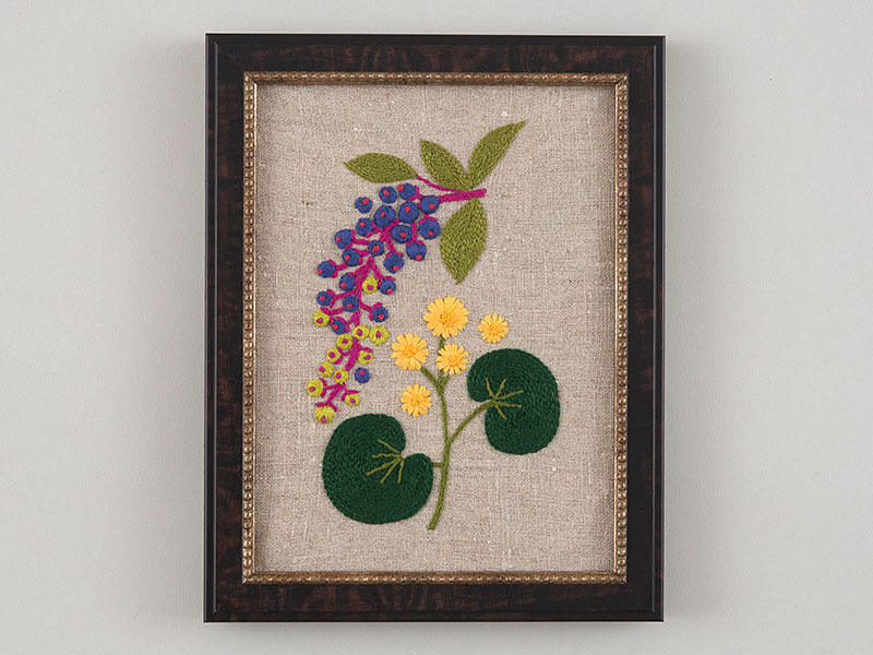 ツワブキとヨウシュヤマゴボウ?ささきみえこ『散歩で見つけた草花刺しゅう』刺しゅうキットシリーズ