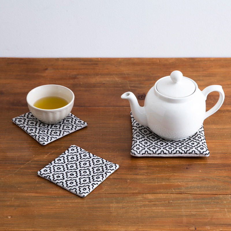 刺し子のコースターとポットマット