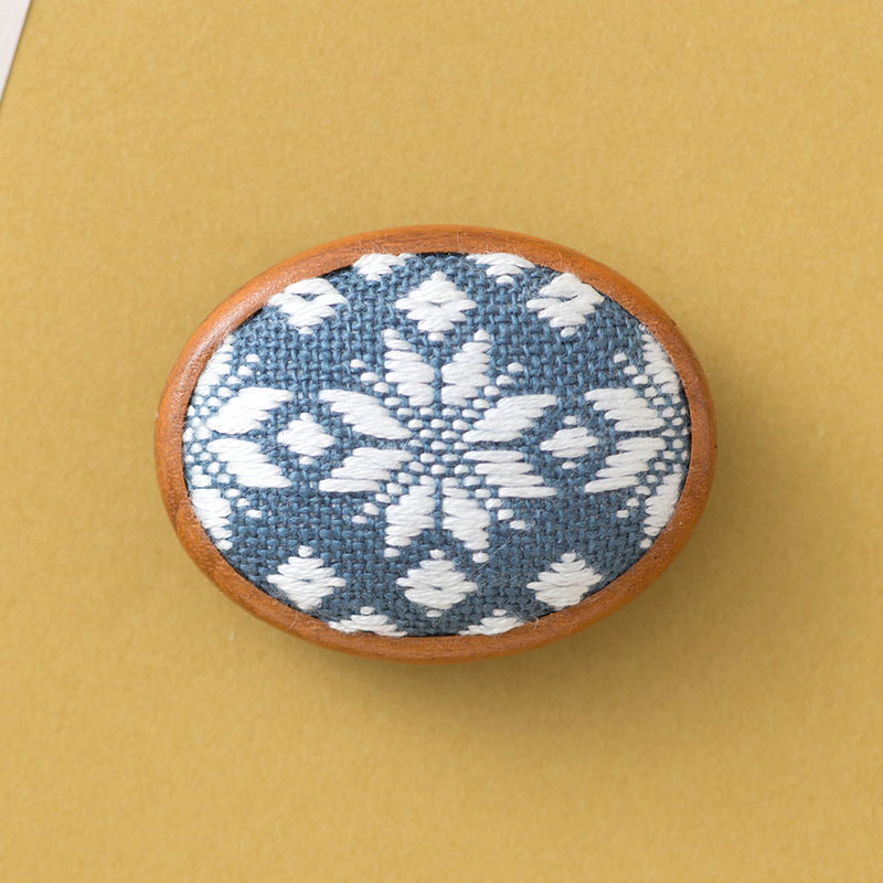 こぎん刺しのブローチ［オーバル］