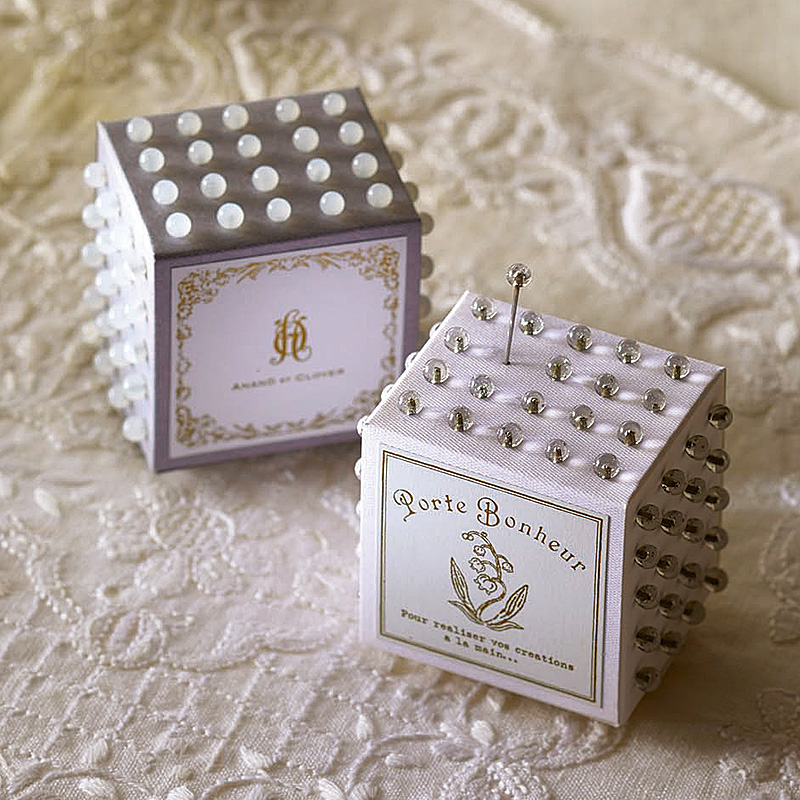 ポルトボヌール　すずらんのキューブまち針