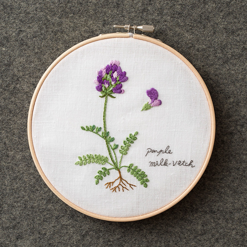 西須久子さんの草花刺繍枠［レンゲソウ］