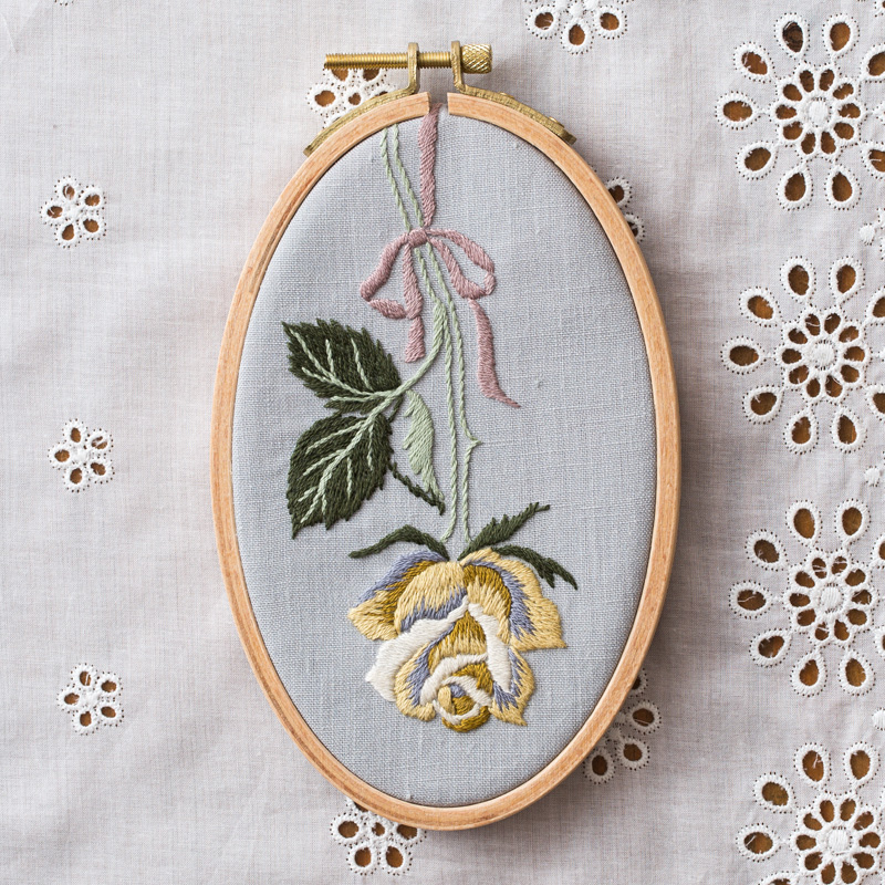 シビラの花刺繍の素敵なコートです、春、秋、冬、ともに華やぐ1品です シビラの花刺繍の素敵なコートです、春、秋、冬、ともに華やぐ1品