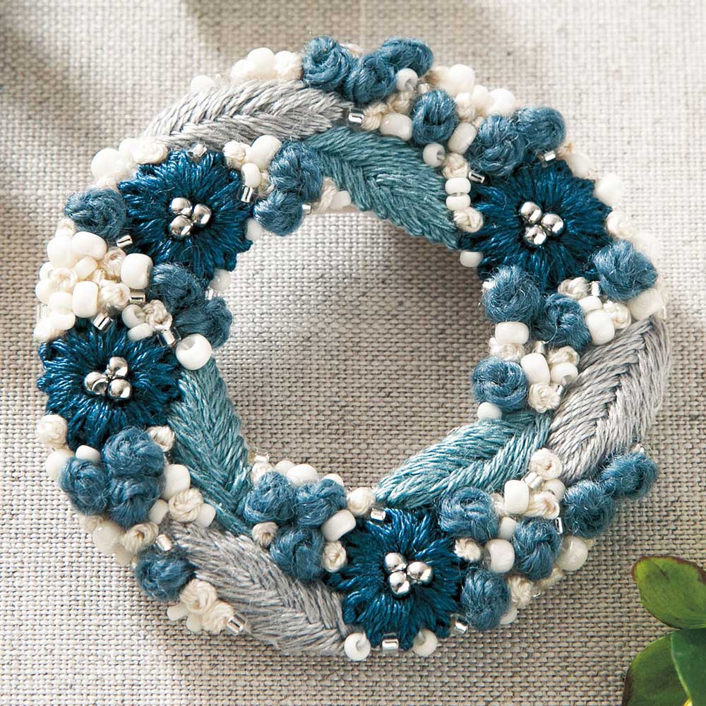 K.omonoさんの刺しゅうキット hanabatakeブローチ［ブルー］