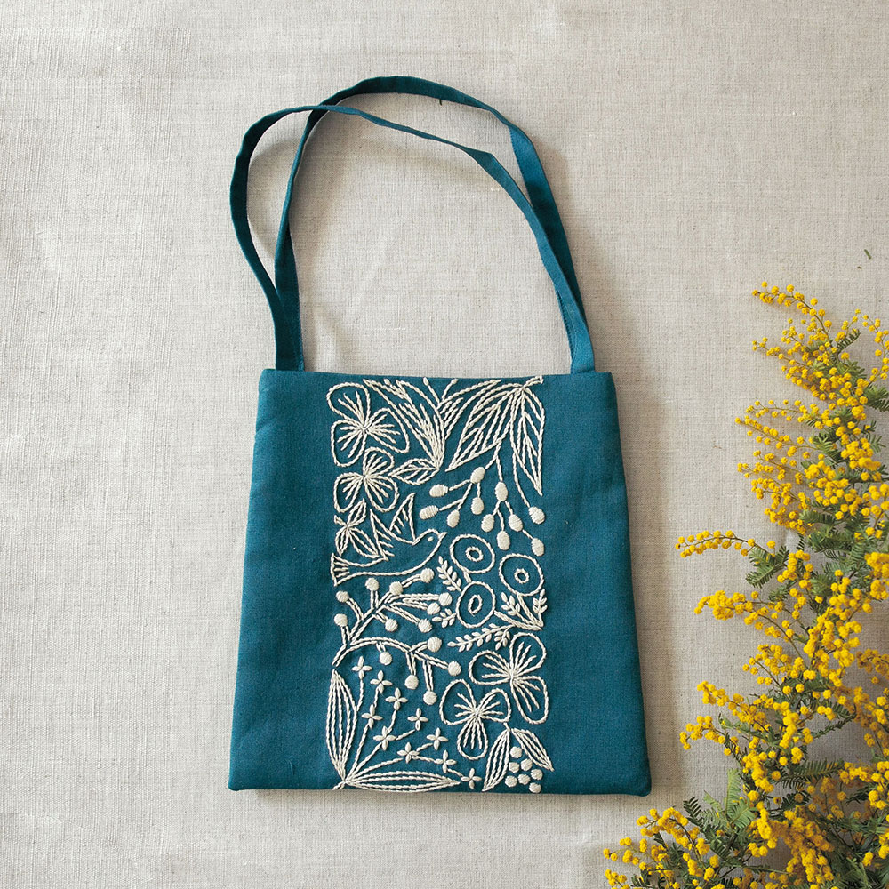 マカベアリスさんの刺しゅうキット「小鳥と草花の小さなバッグ［ブルー］」