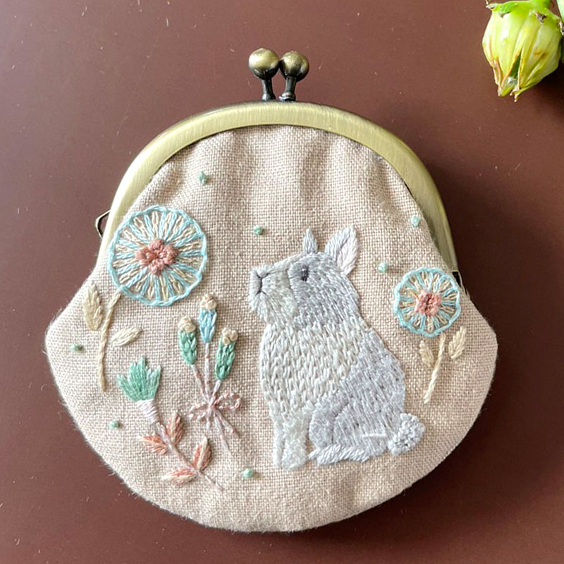 Chicchiさんの刺しゅうキット「ちょこっとうさぎさんのがま口」