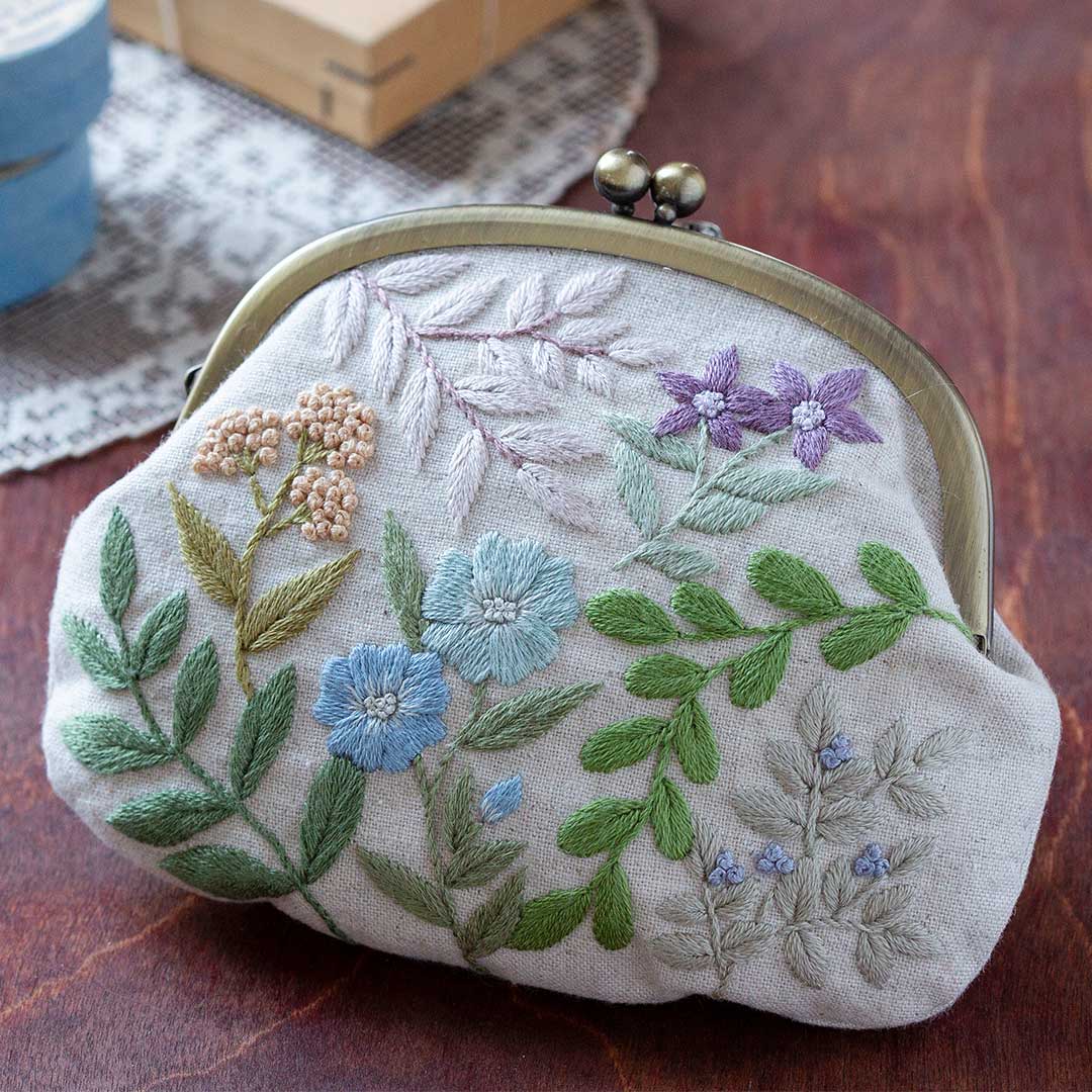 Margueriteさんの刺しゅうキット「風にそよぐ野花のがま口［ブルー］」