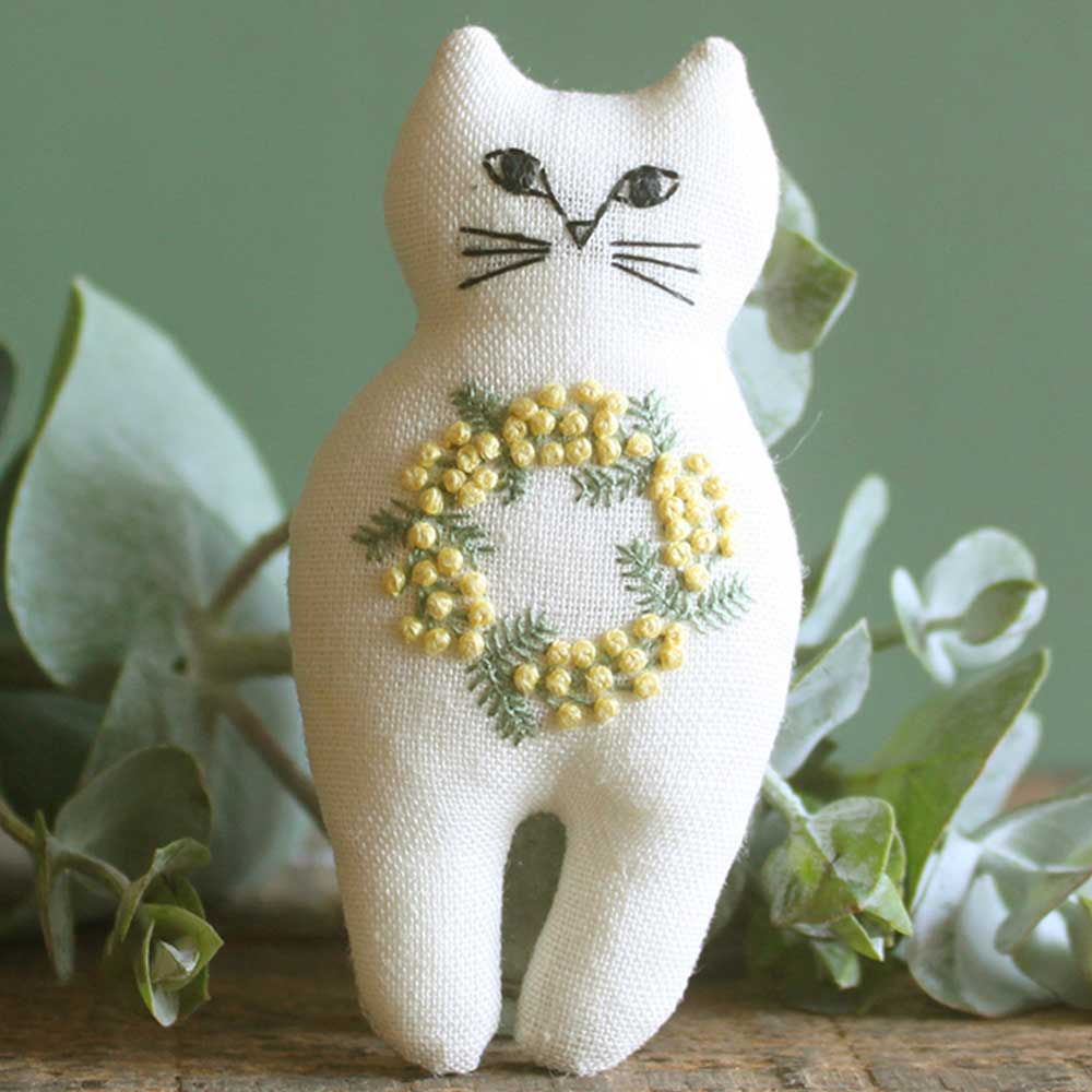 nekogaoさんの刺繍ブローチ［ミモザのリース］