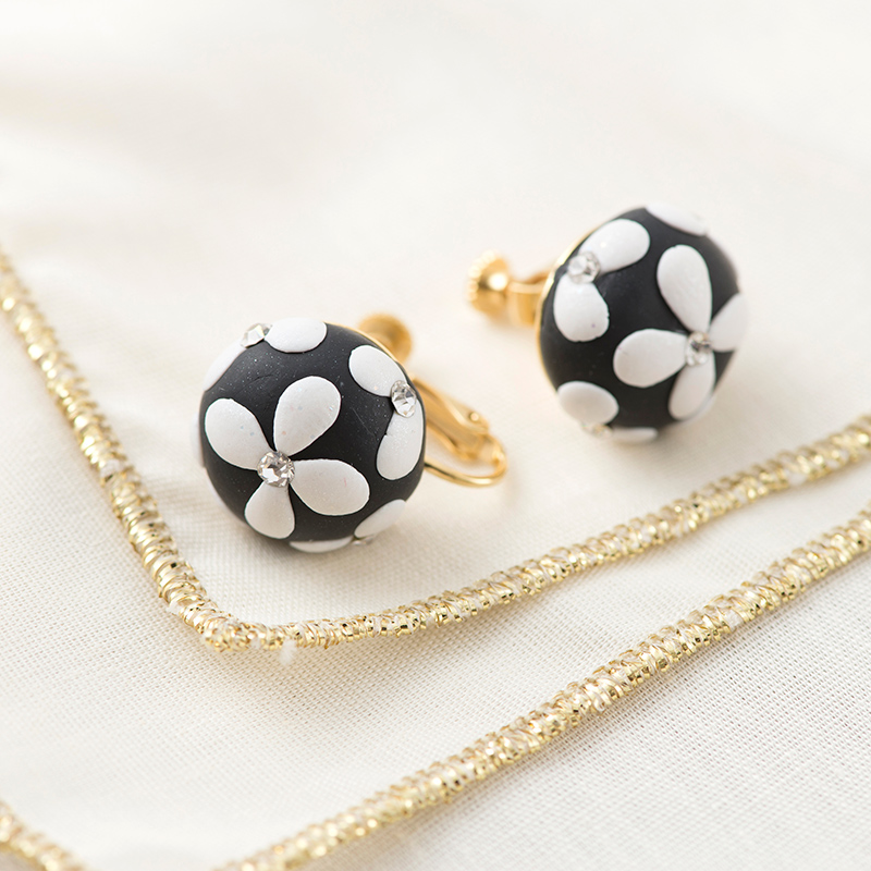 ホワイトフラワーイヤリング(ゴールド)