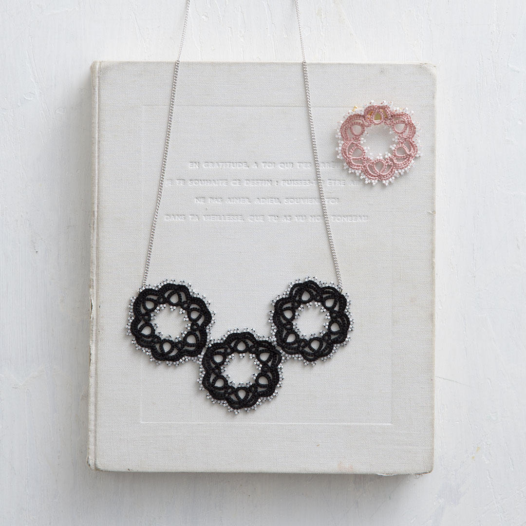 伊禮千晶さんのタティングレース ビーズ入りのネックレス＆ブローチ