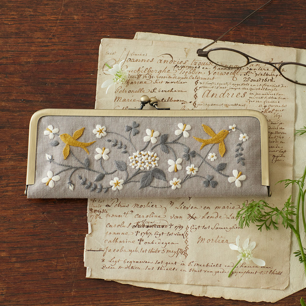 atelier de noraさんのボタニカル刺繍キット「夏の草花 がま口カードケース」