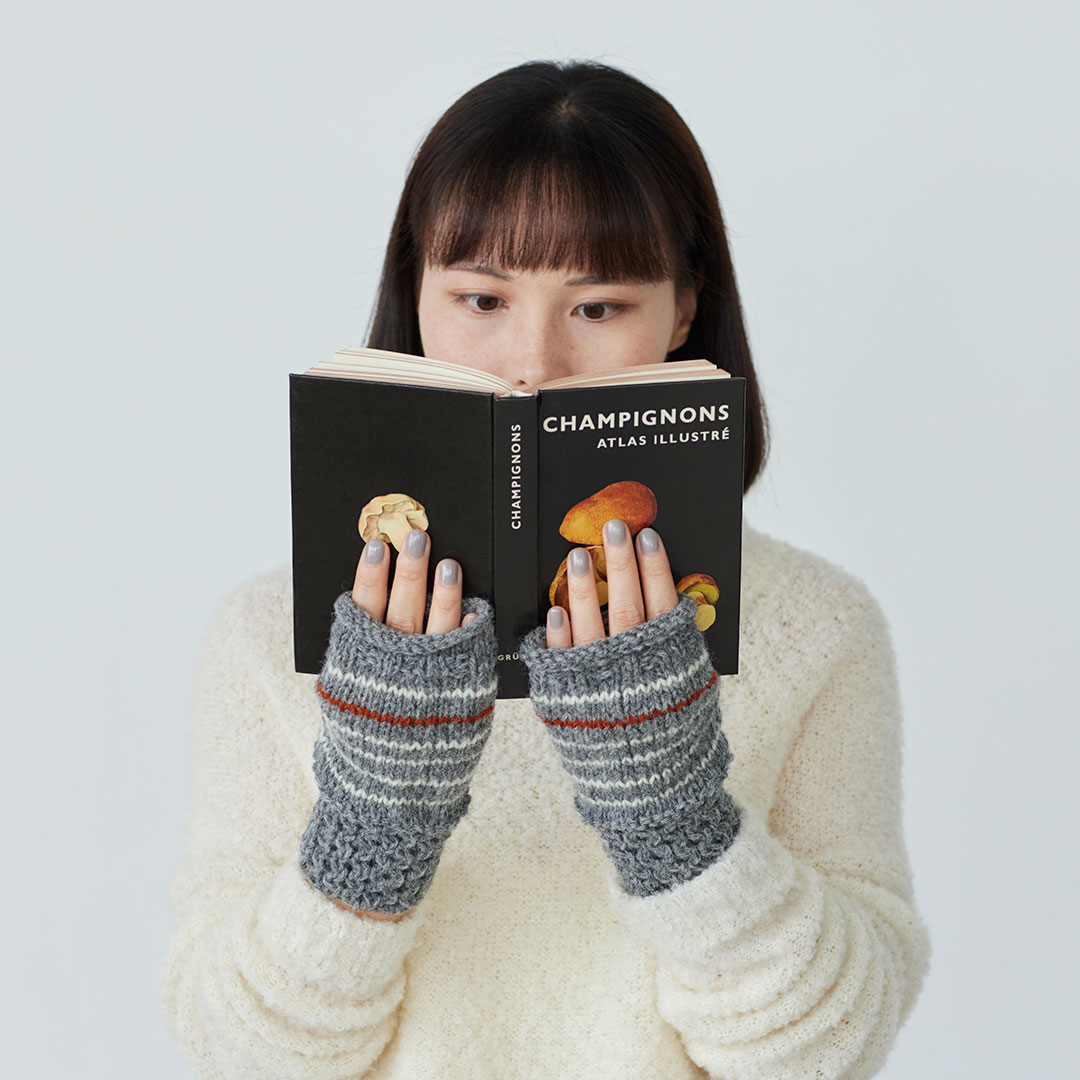 宇野千尋さんの ボーダー模様のハンドウォーマー［グレー］