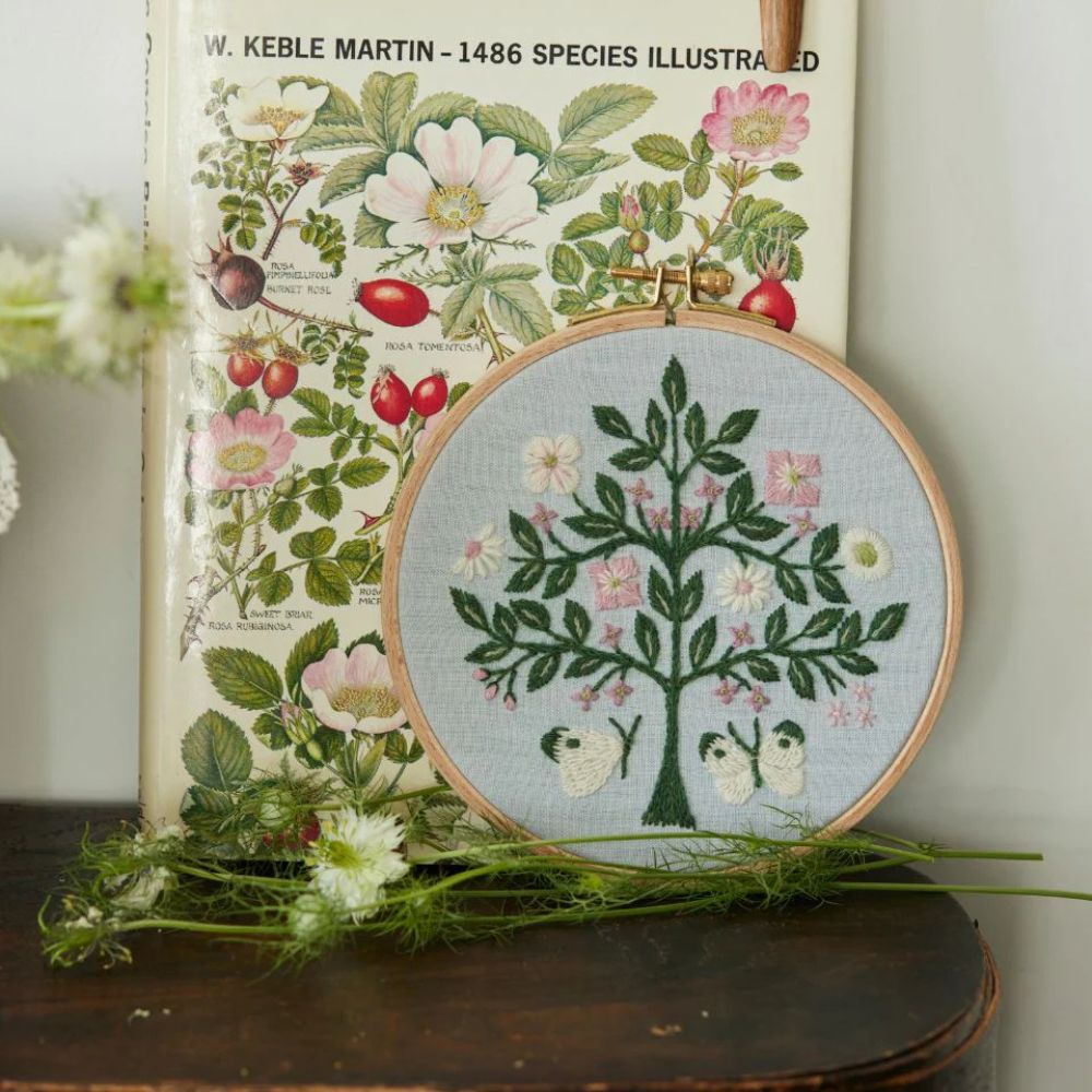 マカベアリスさんのウール刺繍  Peaceful scenery 穏やかな風景 ［Blooming tree 花咲く木］