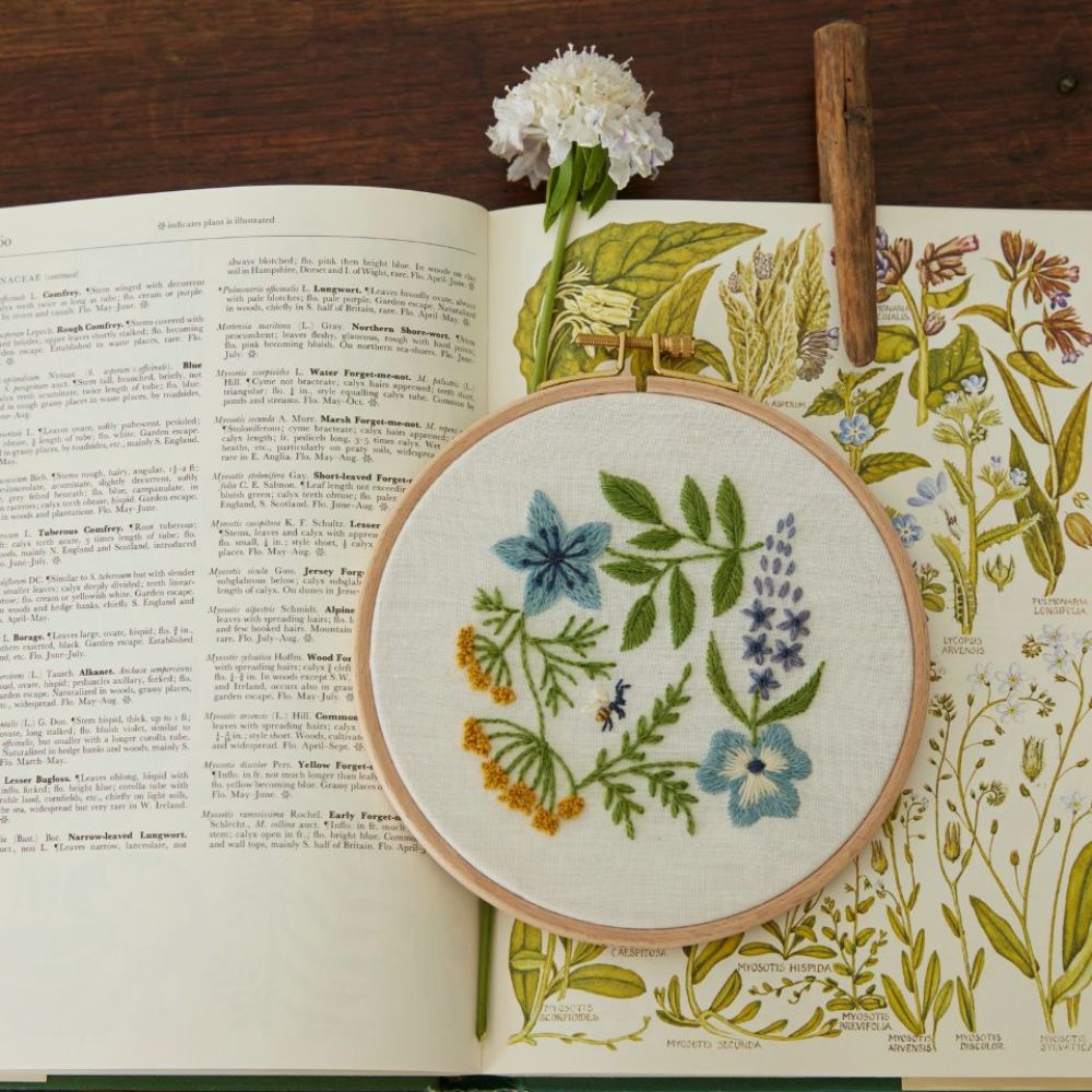 マカベアリスさんのウール刺繍  Peaceful scenery 穏やかな風景 ［Breath of joy 喜びの息吹］