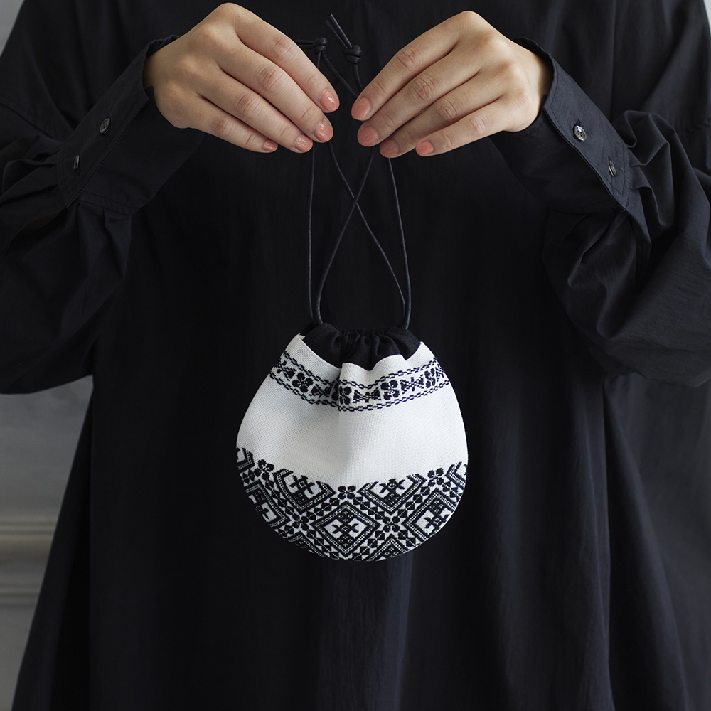 モノトーンのこぎん刺し　〈蝶々とお花のしずく巾着〉