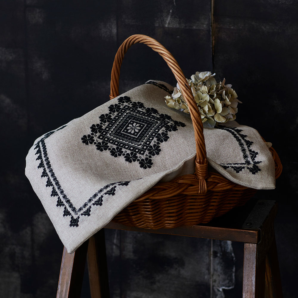 モノトーンのこぎん刺し　〈梅の花つなぎのかごカバー〉