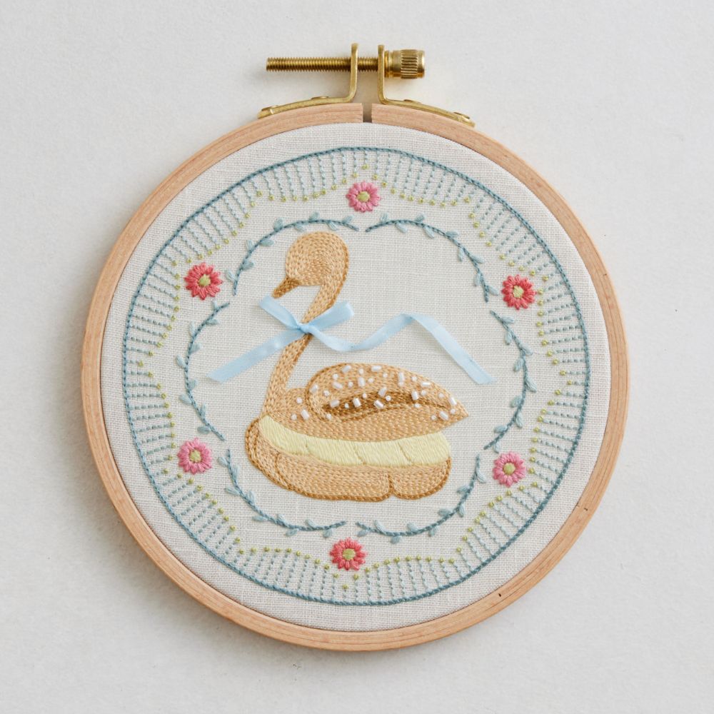 bitteさんのスイーツ刺しゅう［スワンシュークリーム］