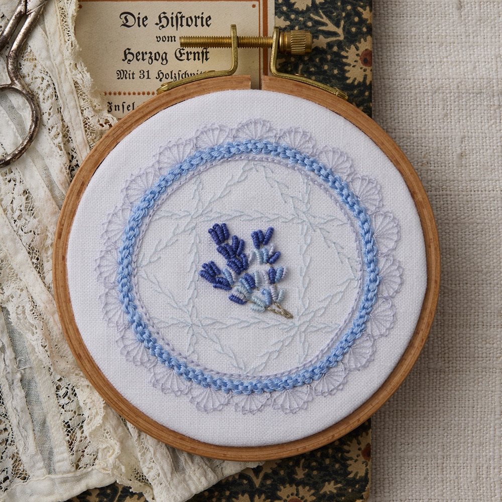 ユニークなステッチが学べる レースみたいな刺繍で彩る布こもの［刺繍枠の壁飾り］