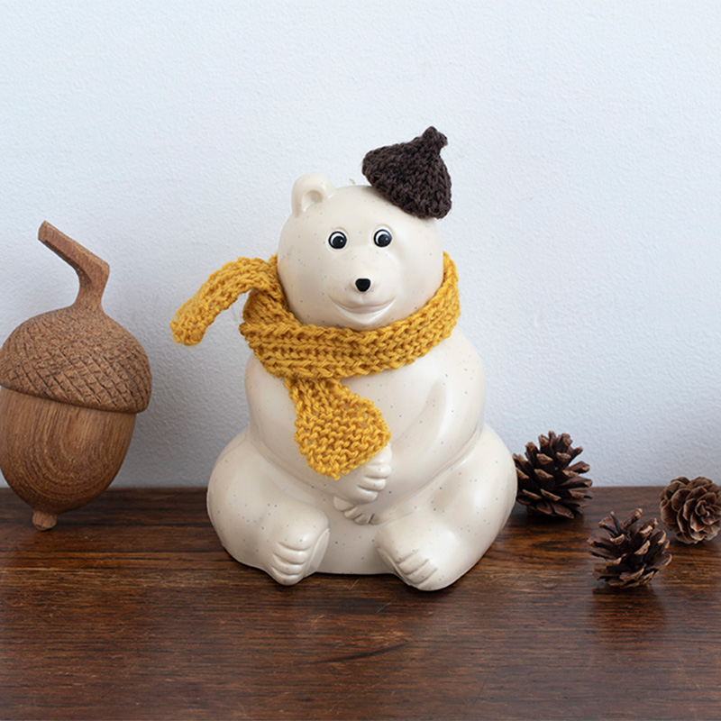 棒針編みで編む フィンランドの白くま貯金箱「どんぐり帽＆マフラー」
