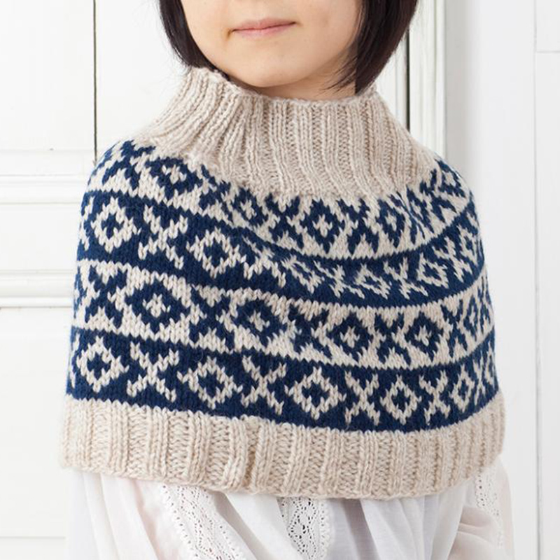 すぎやまともさんの編み込み模様のミニケープ