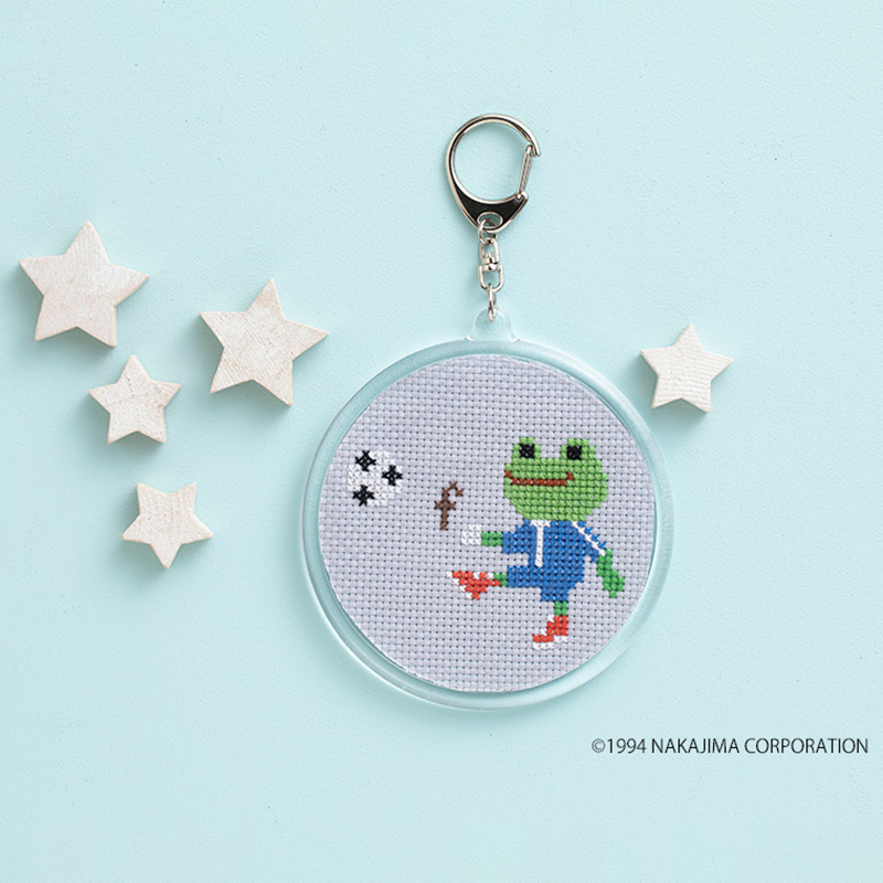 かえるのピクルス クロステッチキーホルダー「サッカー」