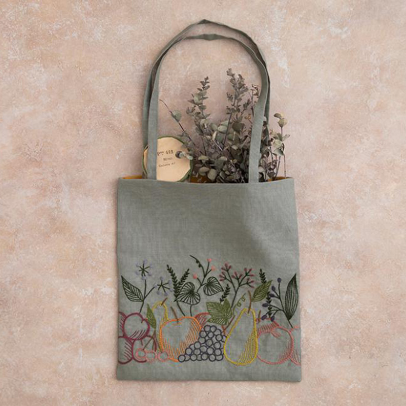 マカベアリスさんの自然の恵みフルーツ刺しゅうのバッグ