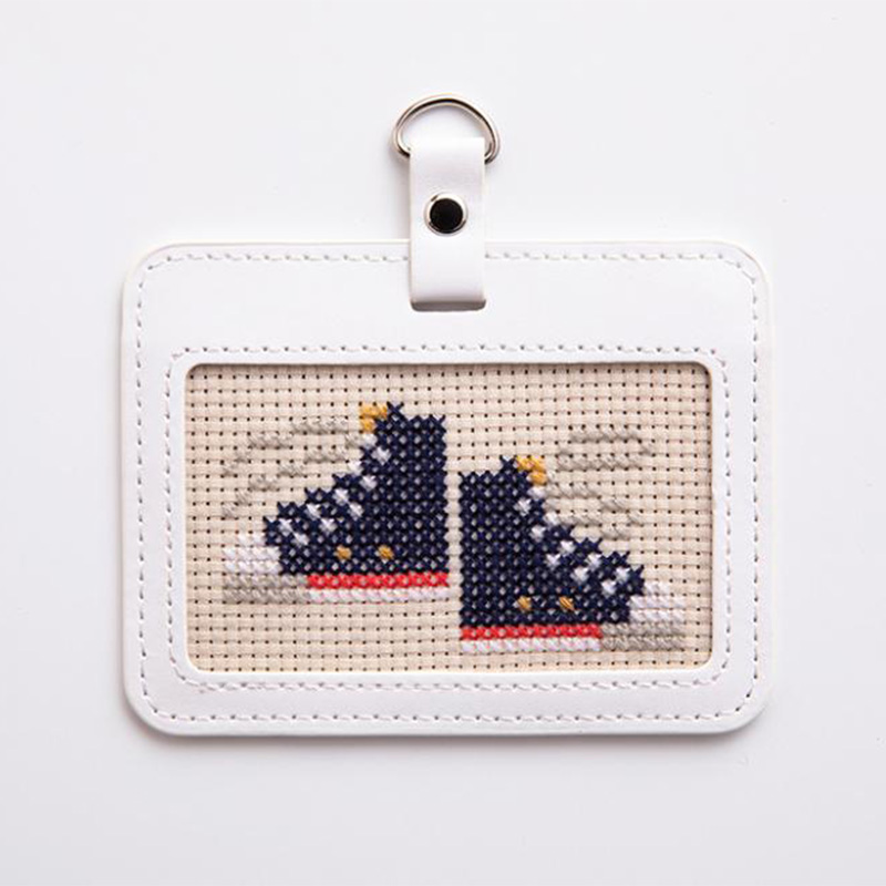 Gera! 丸岡京子さんのクロスステッチキット パスケース「スニーカー」