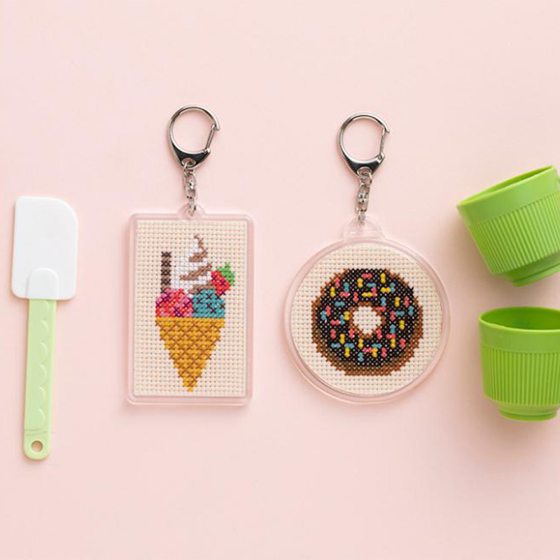 Gera! 丸岡京子さんのクロスステッチキット キーホルダー「スイーツ」