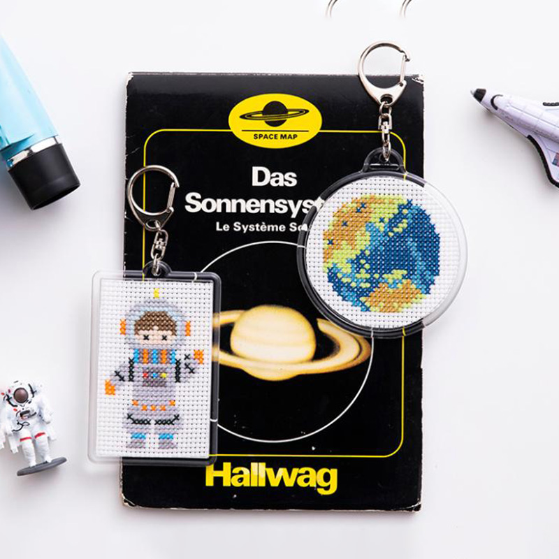 Gera! 丸岡京子さんのクロスステッチキット キーホルダー「宇宙旅行」