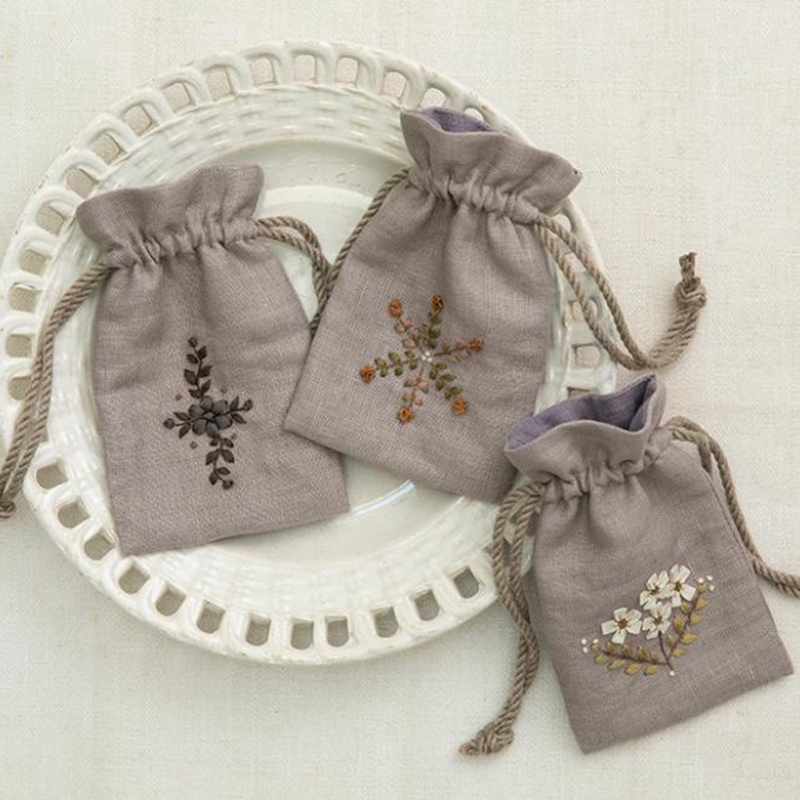 maki makiさんのリボンと刺しゅう糸で繊細に描く花刺繍 小さな巾着袋