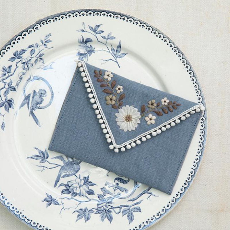 maki makiさんのリボンと刺しゅう糸で繊細に描く花刺繍 折りたたみポーチ