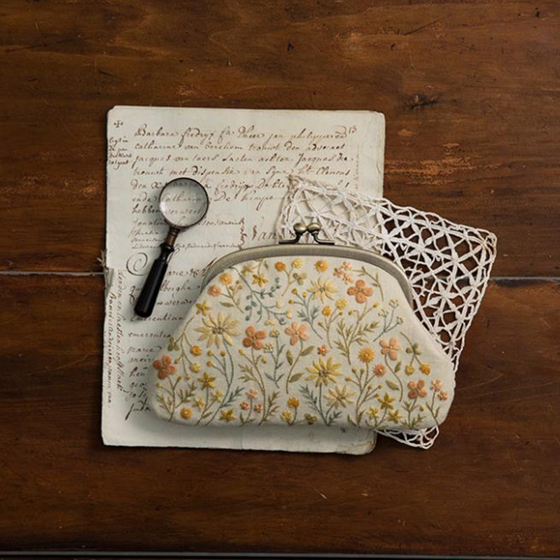 atelier de noraさんの植物をモチーフにしたボタニカル刺繍 〈がま口〉