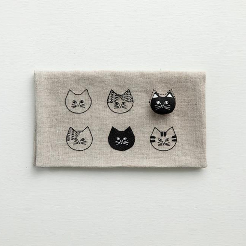 nekogao 鈴木光乃さんの ねこ顔ポーチとブローチ