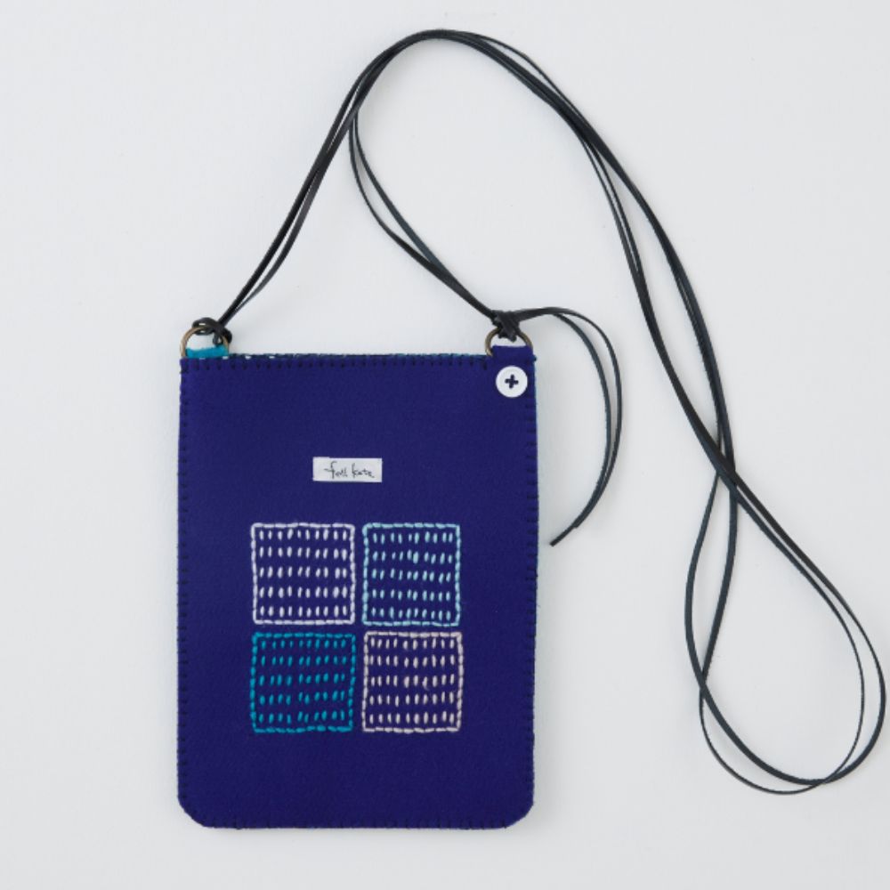 ぬいものじかん～fellkateさんのサコッシュ[ネイビー]