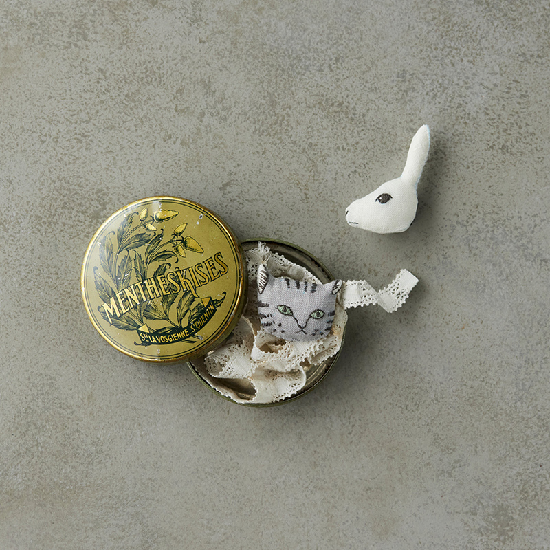 lapi lapi（ラピラピ）さんの大人がときめく動物刺繍 うさぎと猫のブローチ