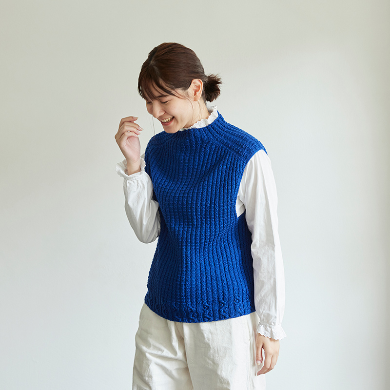 AND WOOL 村松啓市さんの リンクス模様のベスト［ブルー］