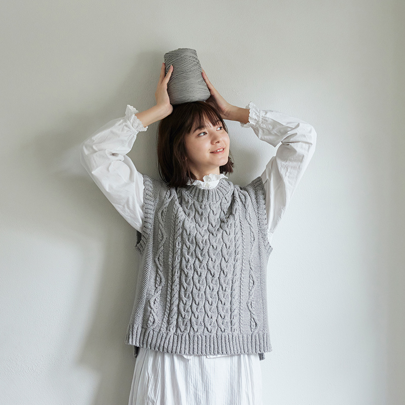 AND WOOL 村松啓市さんの ケーブル模様のベスト［ライトグレー］