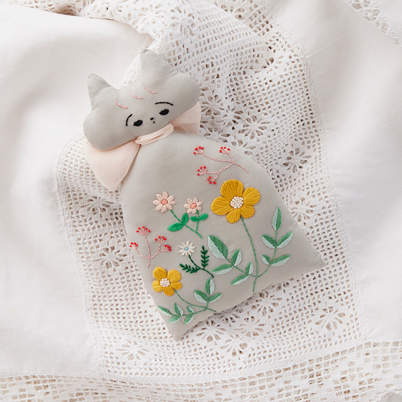 Kanae Entaniさんのやさしい刺繍 小さなねこのオブジェ