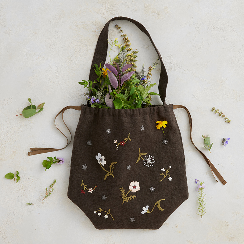 Rairaiさんの花咲く刺繍「巾着バッグ」