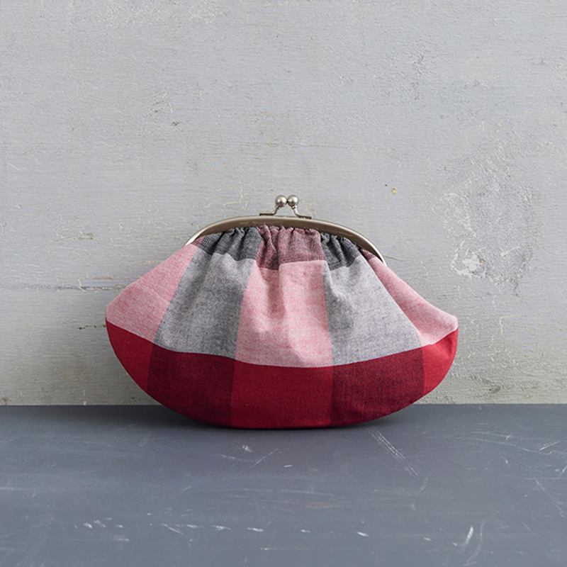 越膳夕香さんの伊勢木綿で作る くし形口金のギャザーポーチ