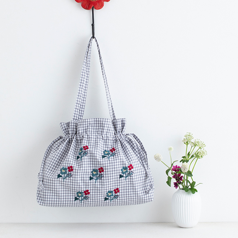 マカベアリスさんのギンガムチェックの巾着バッグ