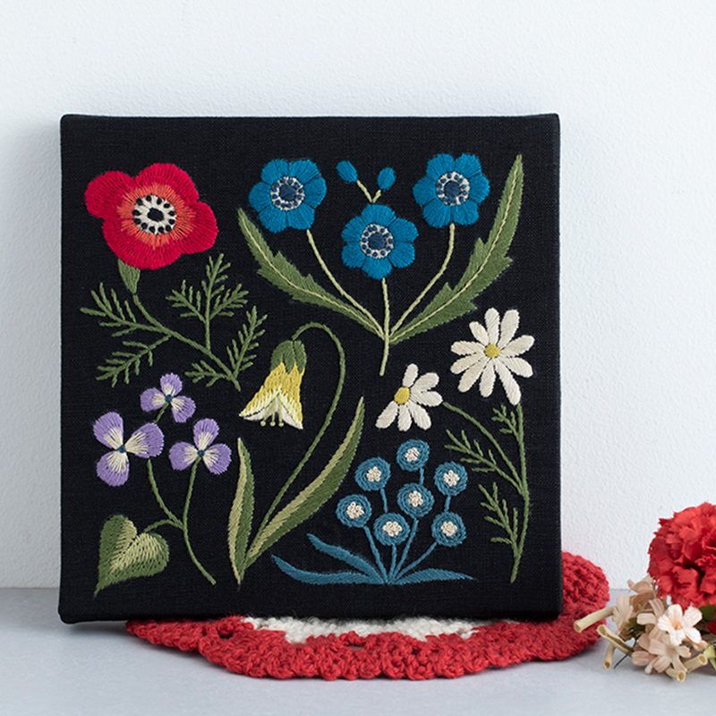 マカベアリスさんの鮮やかな花刺繍のパネル