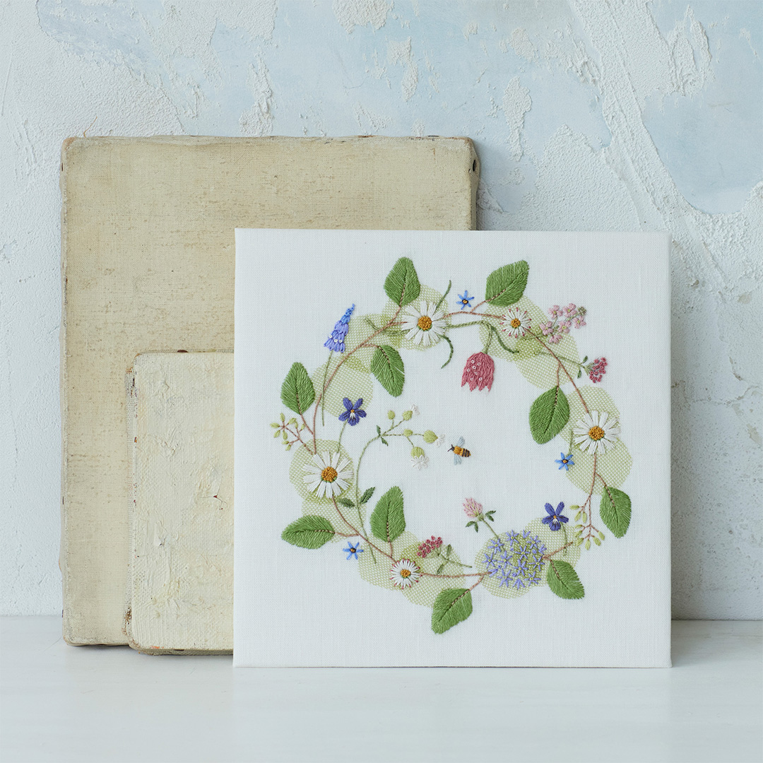 青木和子さんの刺しゅう「庭の花のリース」