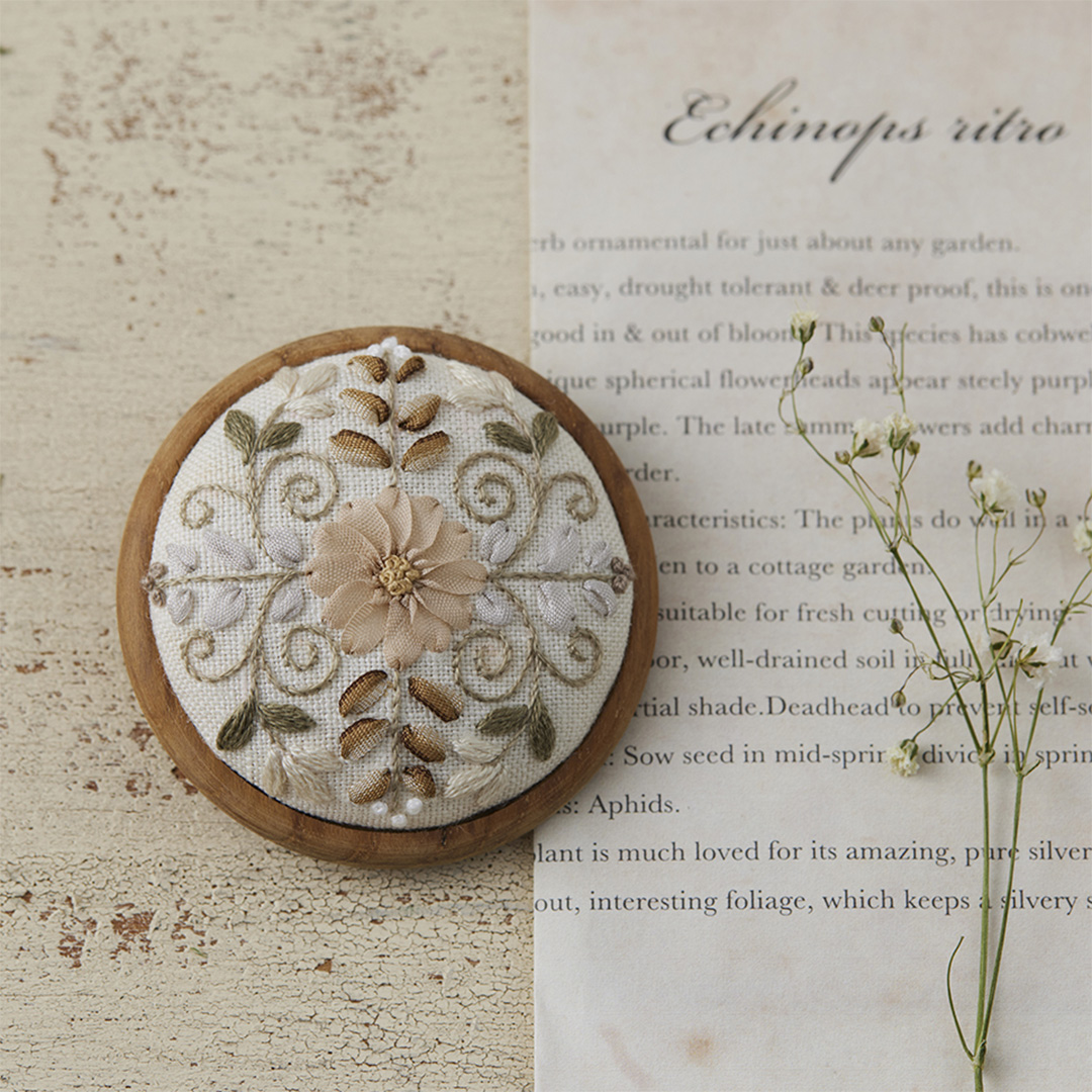 makimakiさんの花刺繍キット［ブローチ大］