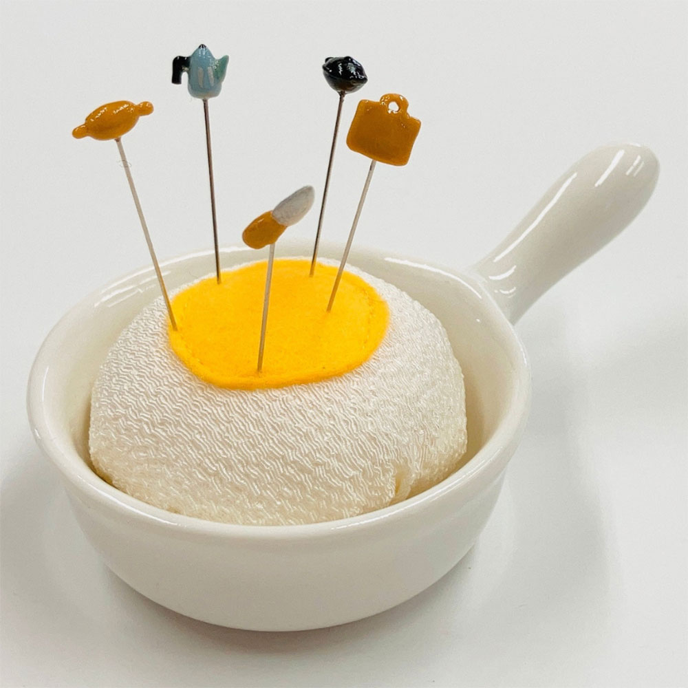 ミニチュアまち針と針山　目玉焼き