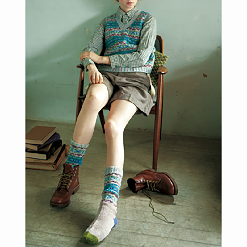 〈レシピ〉Vネックの編み込みベストとハイソックス