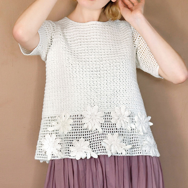 〈レシピ〉花モチーフの白いプルオーバー